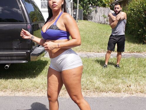 Милфа с большой задницей изменяет мужу и трахается с молодым соседом в киску