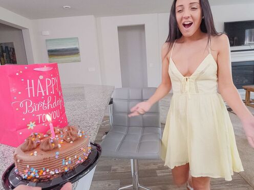 Поздравил брюнетку с Днем Рождения и потрахал в пизду перед камерой