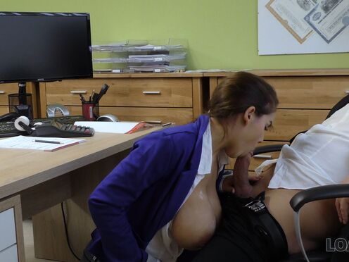 Брюнетка с шикарными дойками делает минет боссу в офисе до бурного оргазма