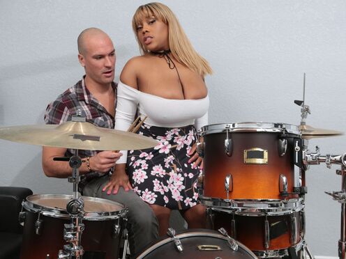 Грудастая негритянка ебется с барабанщиком в киску