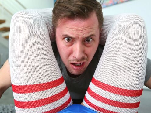 Парень загляделся на попку блонды и трахнул ее вместо зарядки