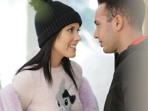 Парень согревает красотку на члене во время зимней непогоды