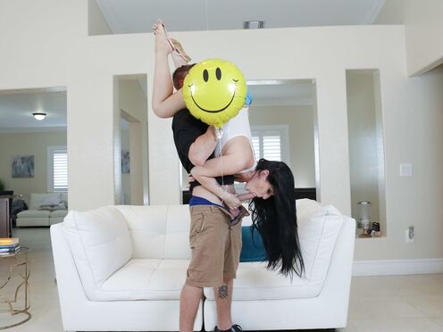 Молоденькая брюнетка принимает в письку горбатый член любовника