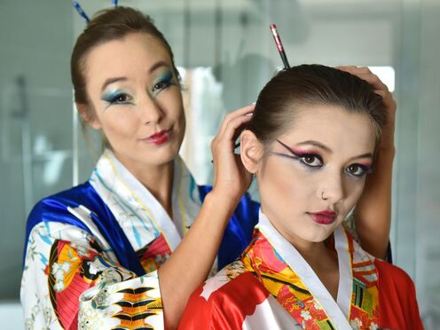 Мачеха совратила падчерицу на страстный лесбийский секс на диване