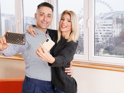 Сделала парню аннилингус и потрахалась в мокрую вагину на диване