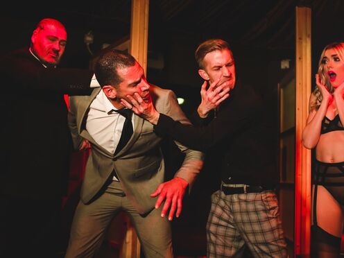 Женщина ехидно подглядывает за сексом блондинки с парнем