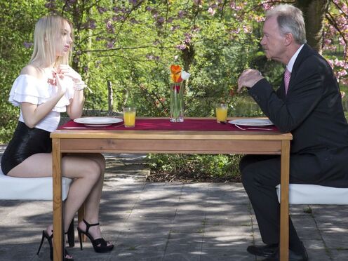 Блондинка раздвинула ноги перед старым мужчиной