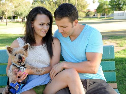 Парень романтично ебал красотку на лавке