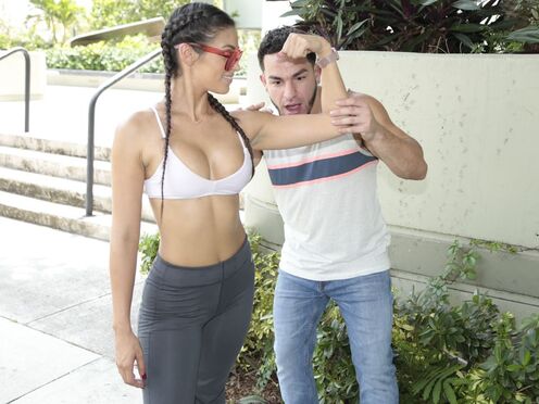 Спортивная брюнетка с красивой попкой трахается на хате с новым другом из качалки