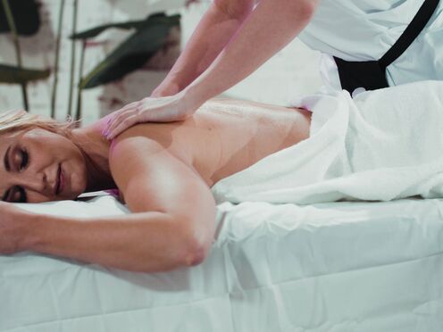 Лесбиянки отвлеклись от массажа и отлизали киски в позе 69